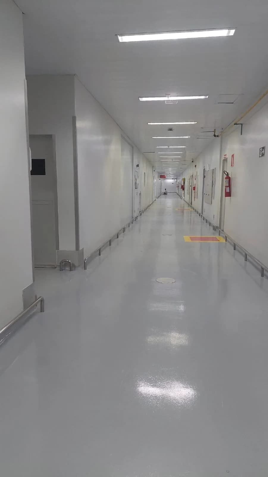 Corredor técnico com piso de acabamento contínuo