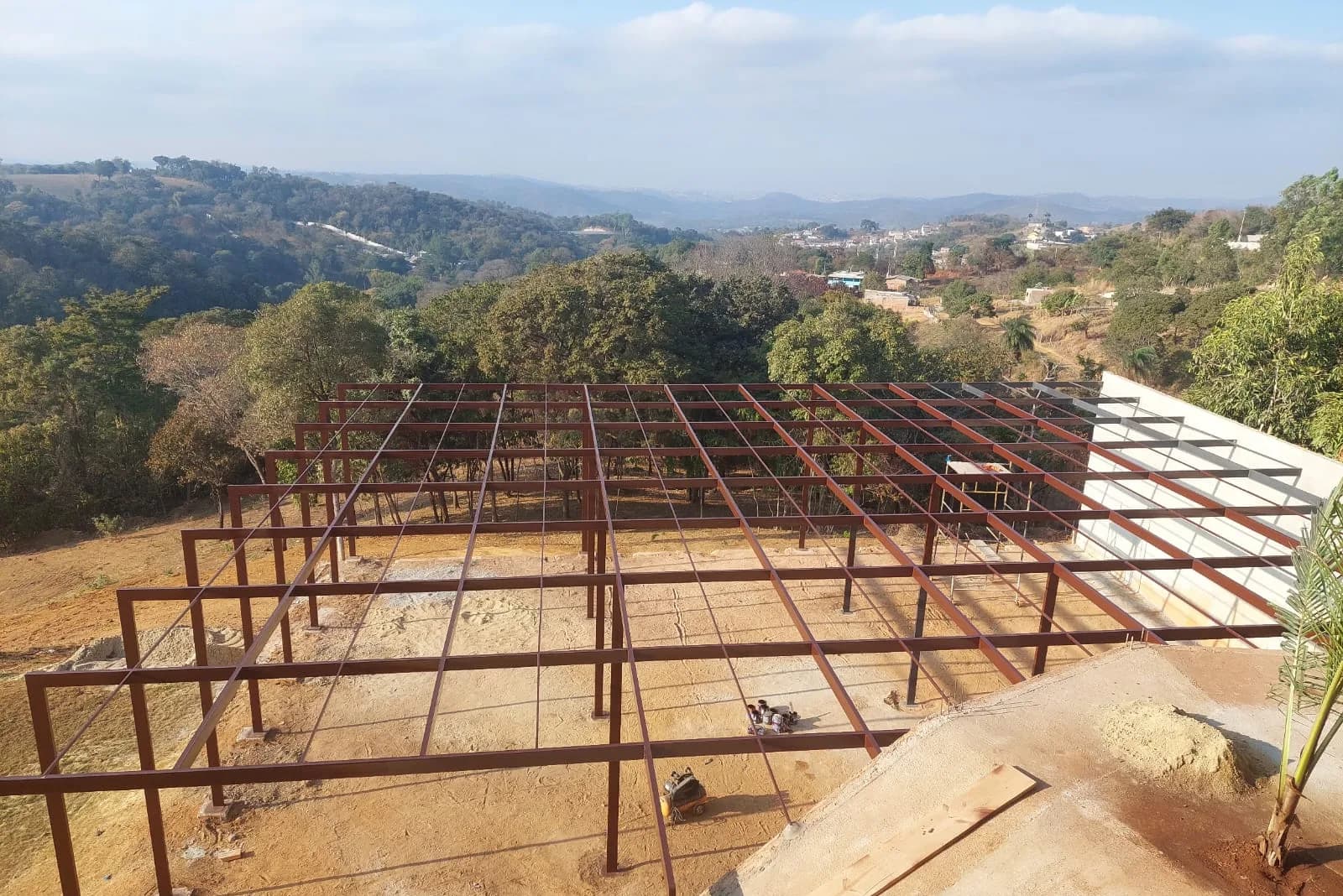 Vista aérea da construção do galpão