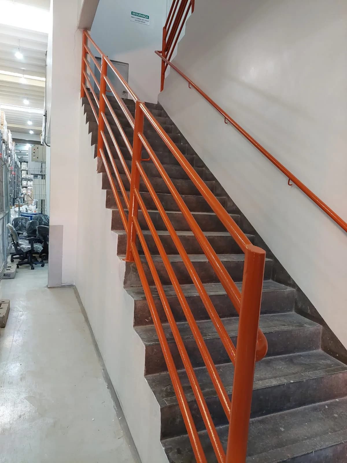 Escada industrial pintada com sinalização de segurança