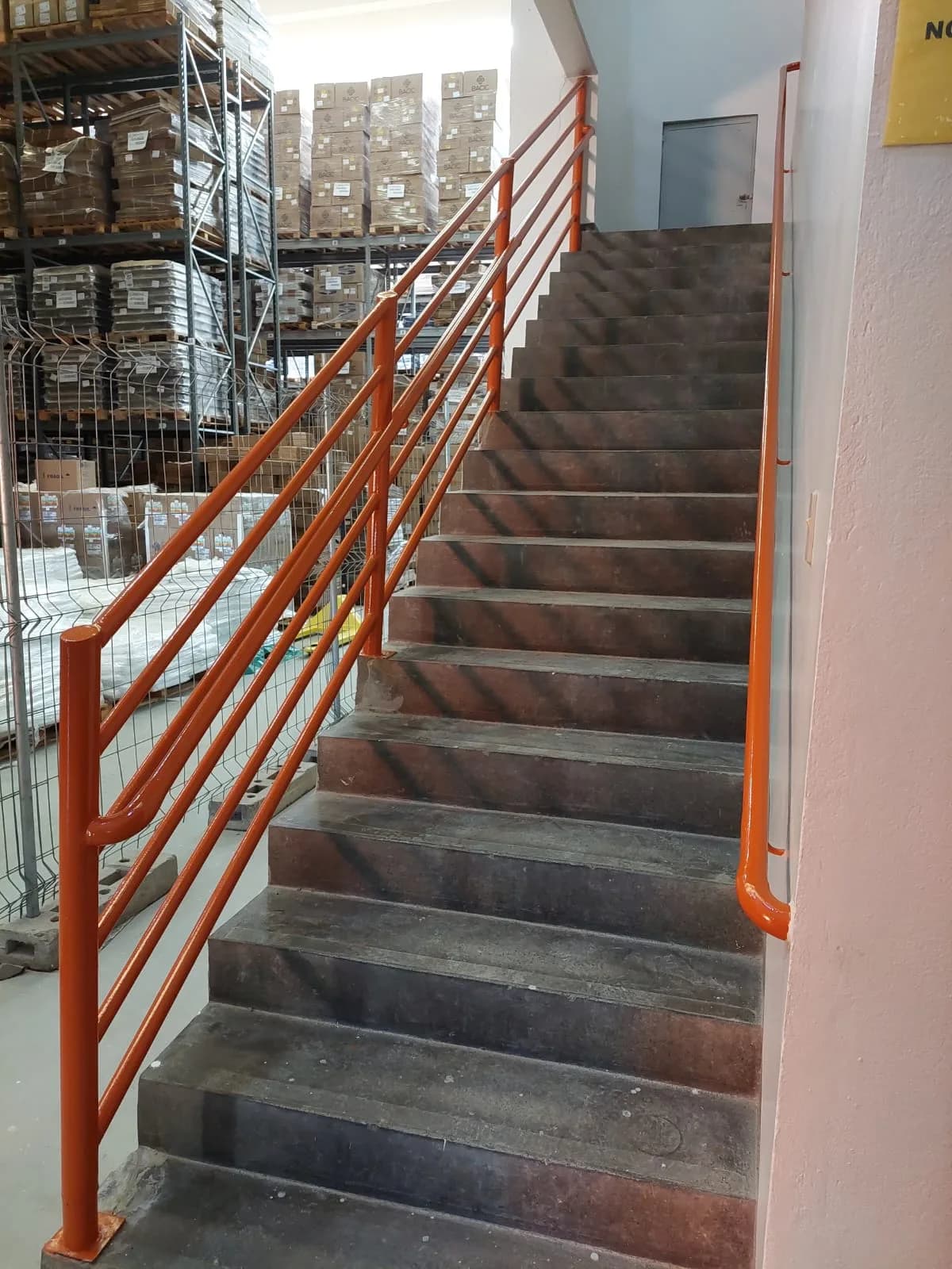Corredor produtivo com estrutura pintada