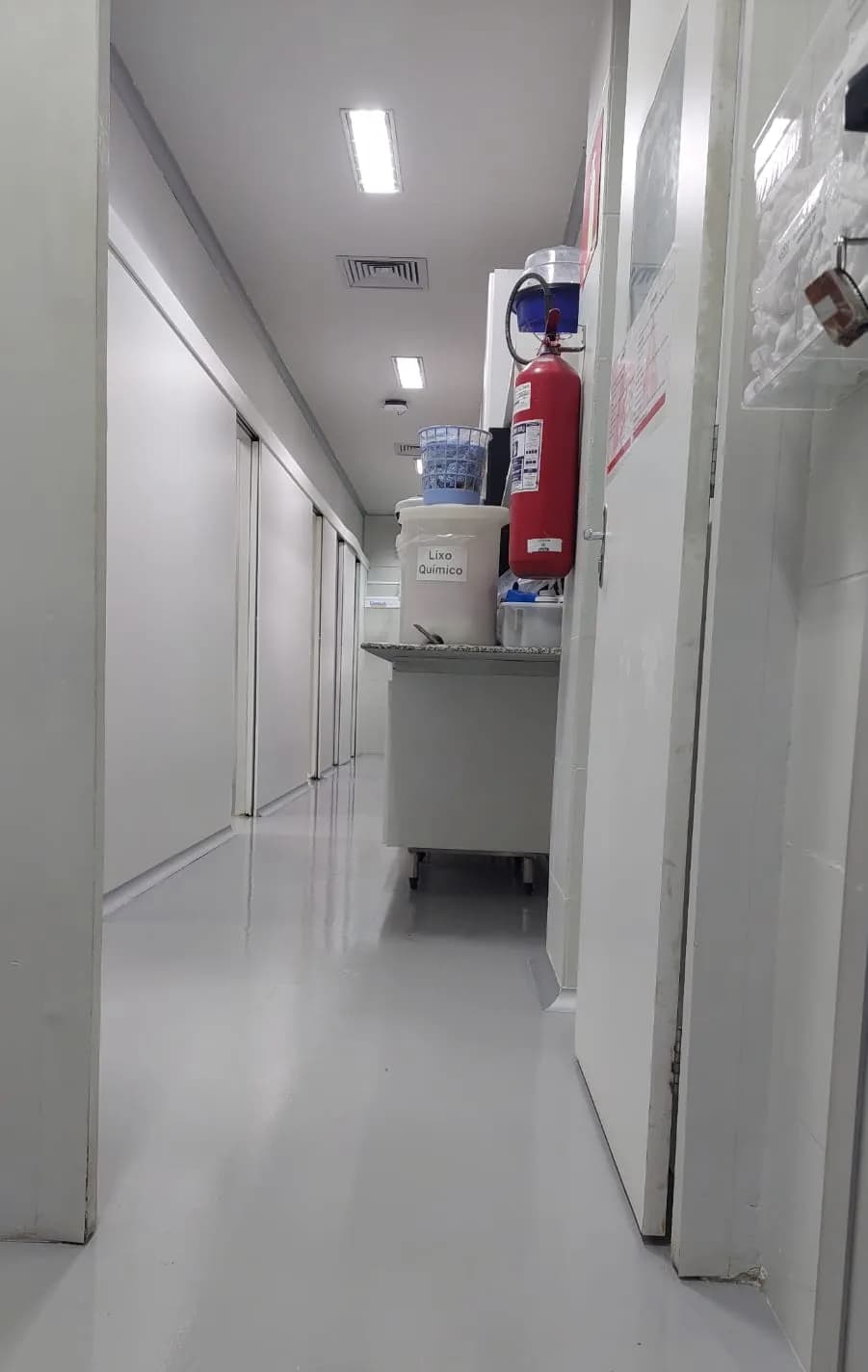Piso epóxi finalizado com faixa de sinalização