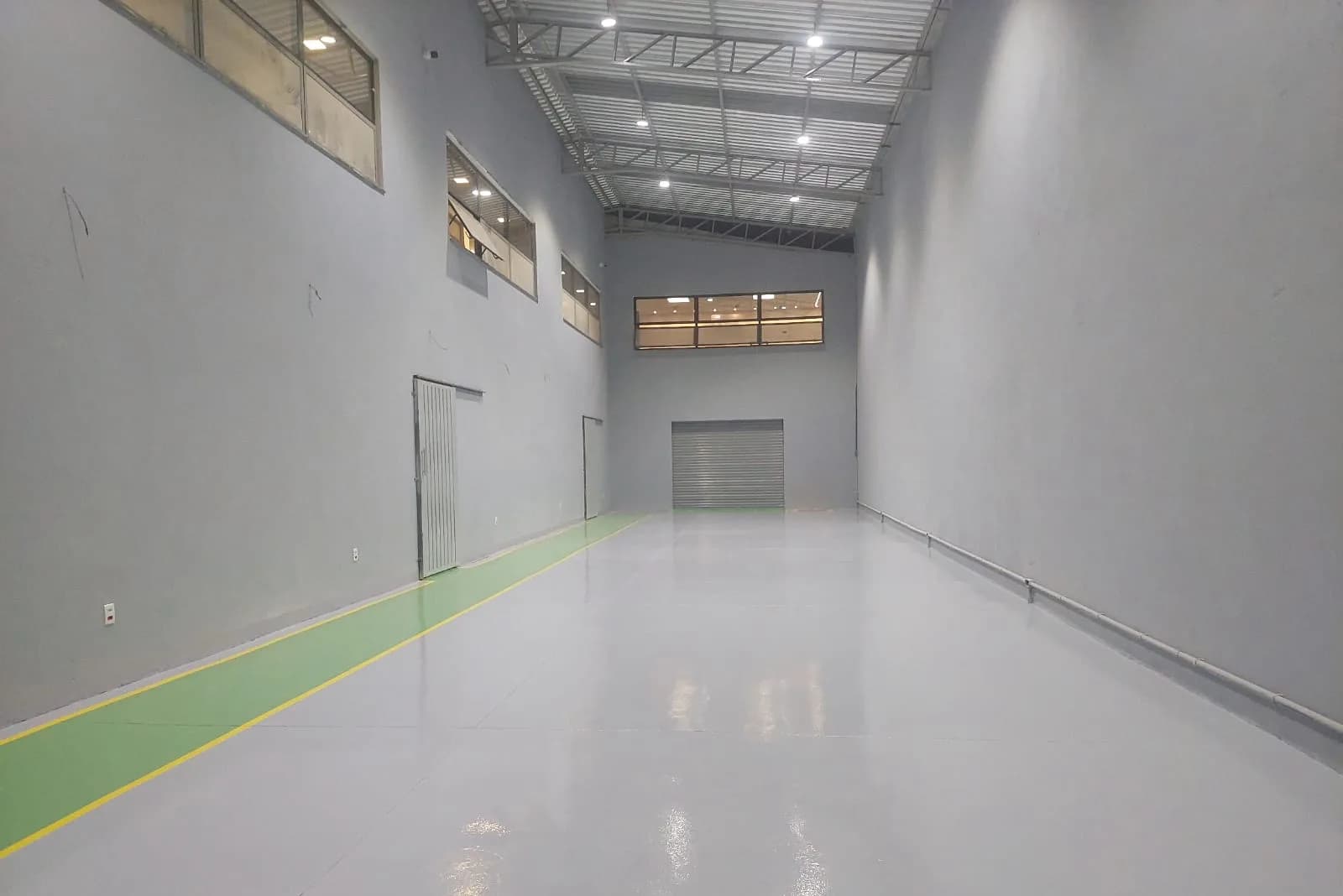 Piso epóxi finalizado com faixa de sinalização, ângulo alternativo