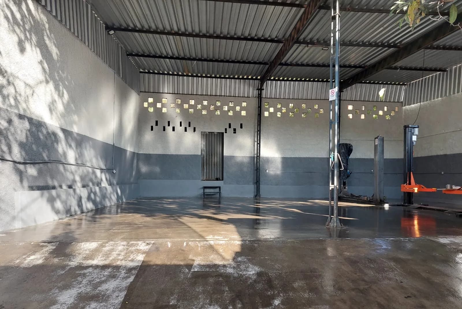 Antes: concreto aparente na oficina