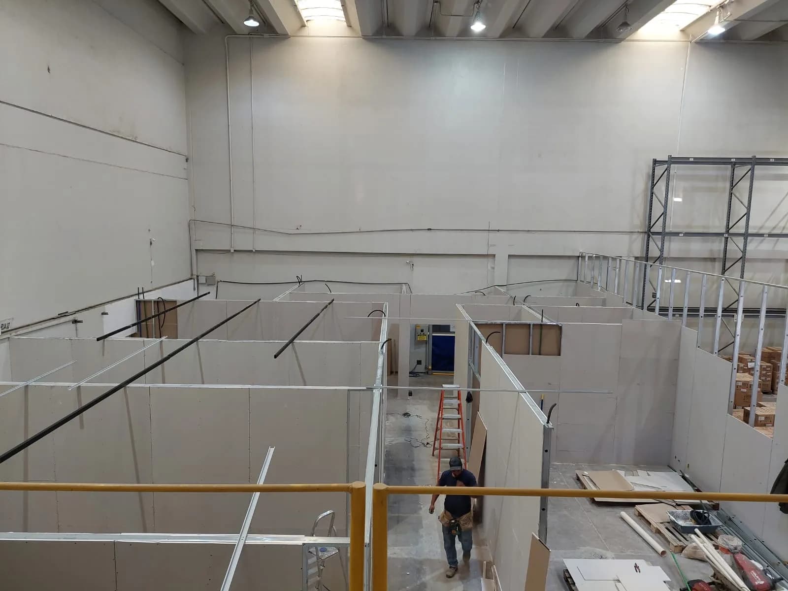 Vista elevada de reforma com divisórias em drywall