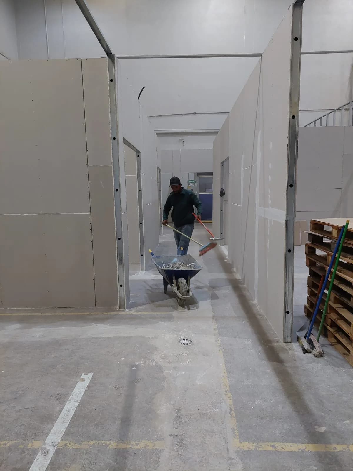 Execução de divisórias em drywall