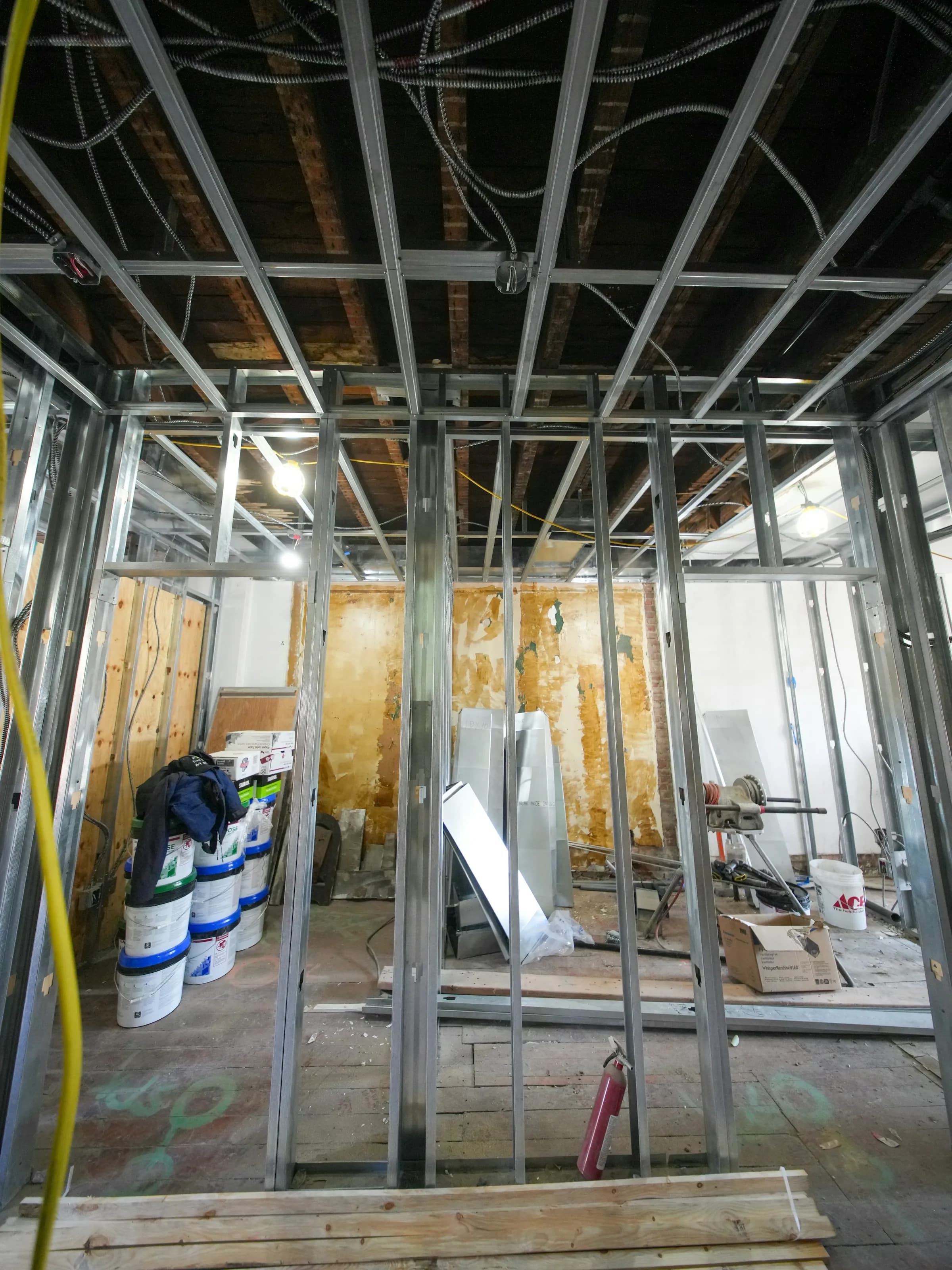 Montagem de estrutura metálica para paredes em drywall